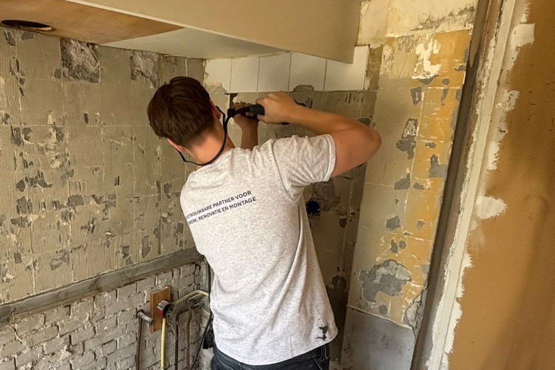 keuken aan het renoveren, bezig met de muur en werkblad.